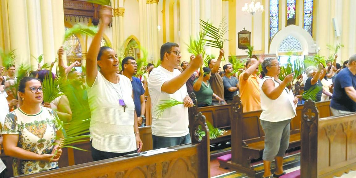 Na Catedral de Santos, ontem pela manhã, missa, bênção e procissão marcaram o início da Semana Santa