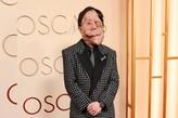 O ator britânico Adam Pearson, de 41 anos, chamou atenção ao passar pelo tapete vermelho da cerimônia do Oscar, há duas semanas. O artista convive com uma forma de neurofibromatose