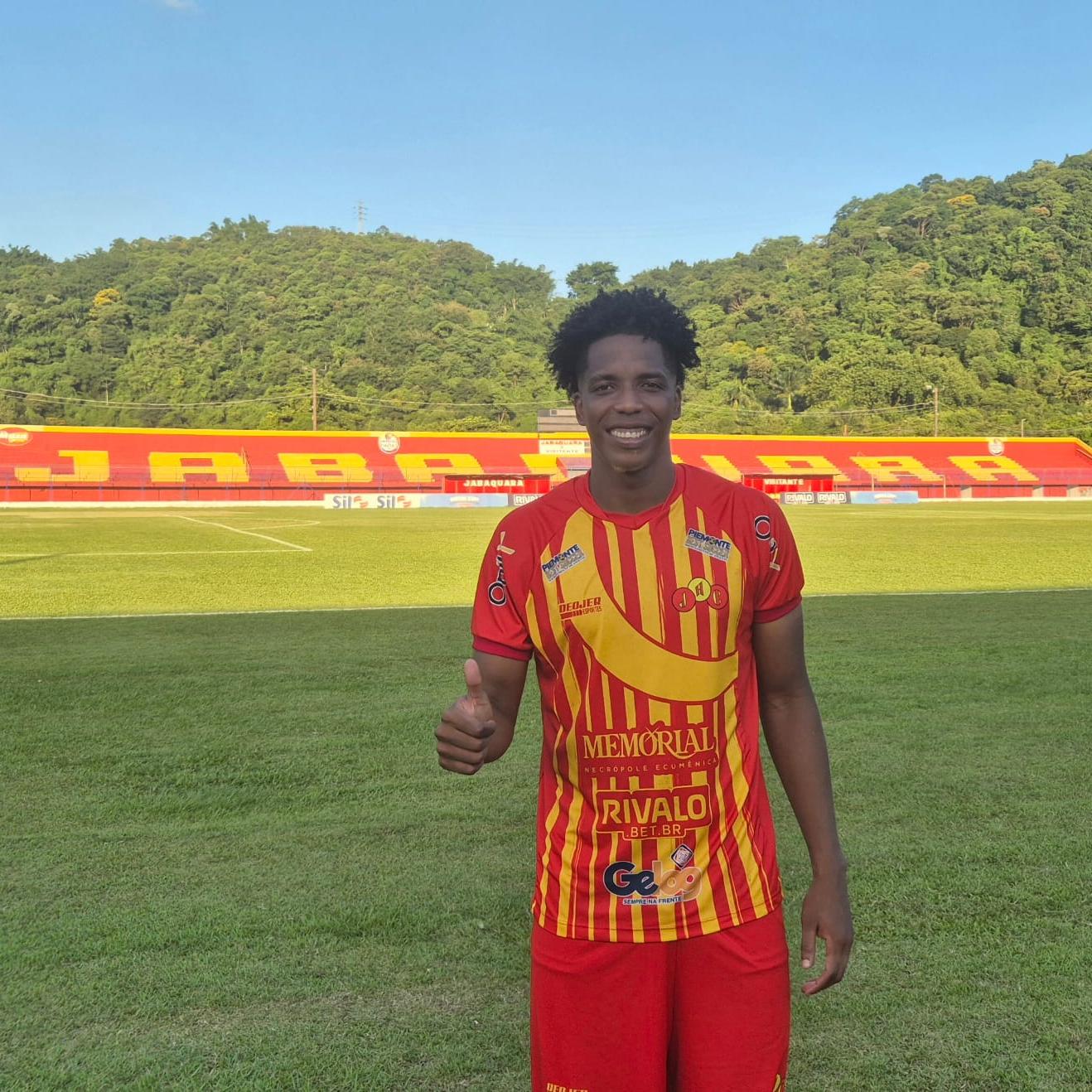 O zagueiro Perea, de 26 anos, tem contrato perto do fim com o Jabuca e sonha em ficar no Brasil