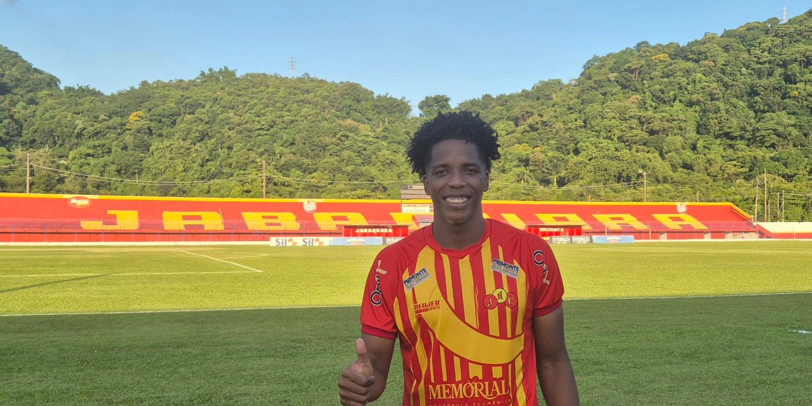 O zagueiro Perea, de 26 anos, tem contrato perto do fim com o Jabuca e sonha em ficar no Brasil