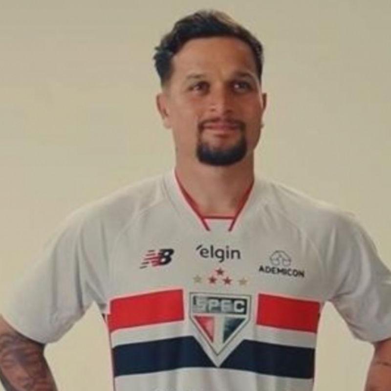 Artur exalta companheiros e torcida na chegada ao São Paulo e faz 1º treino