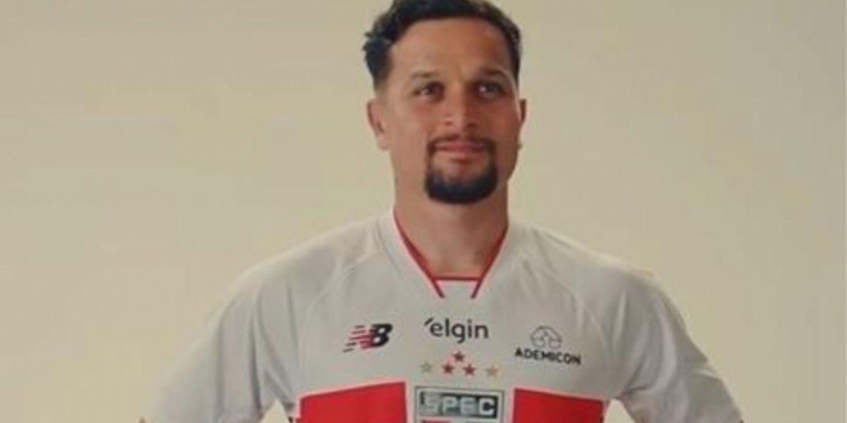 Artur exalta companheiros e torcida na chegada ao São Paulo e faz 1º treino