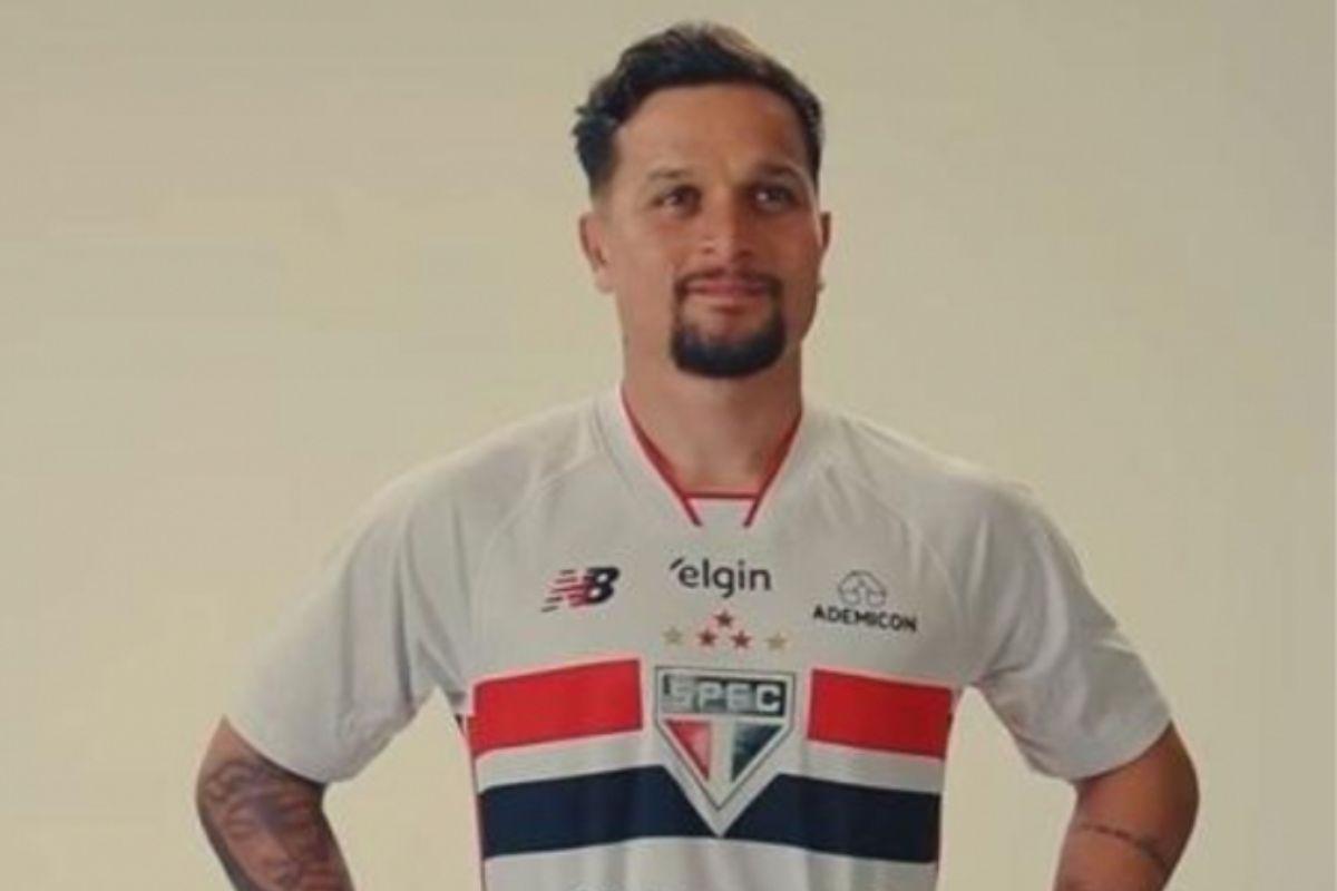 Artur exalta companheiros e torcida na chegada ao São Paulo e faz 1º treino