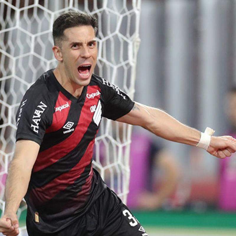 Athletico-PR goleia, assume vice-liderança do Brasileirão e afunda Botafogo na zona de queda