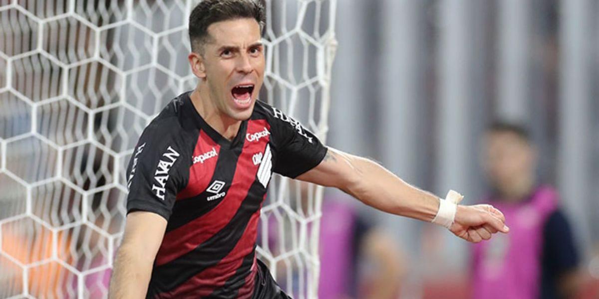 Athletico-PR goleia, assume vice-liderança do Brasileirão e afunda Botafogo na zona de queda