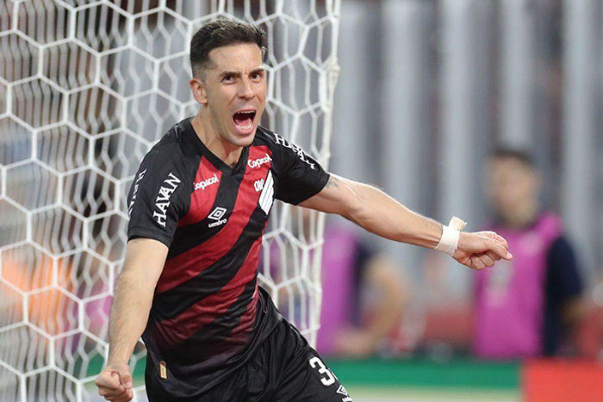 Athletico-PR goleia, assume vice-liderança do Brasileirão e afunda Botafogo na zona de queda