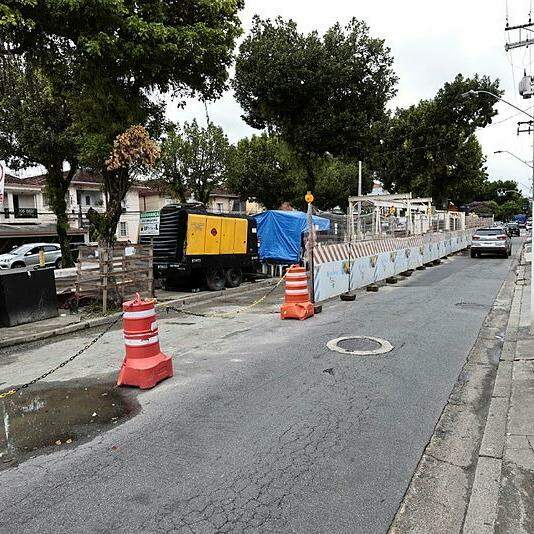 Obras da Sabesp ocorrem no Canal 2, em Santos, para renovar tubulação