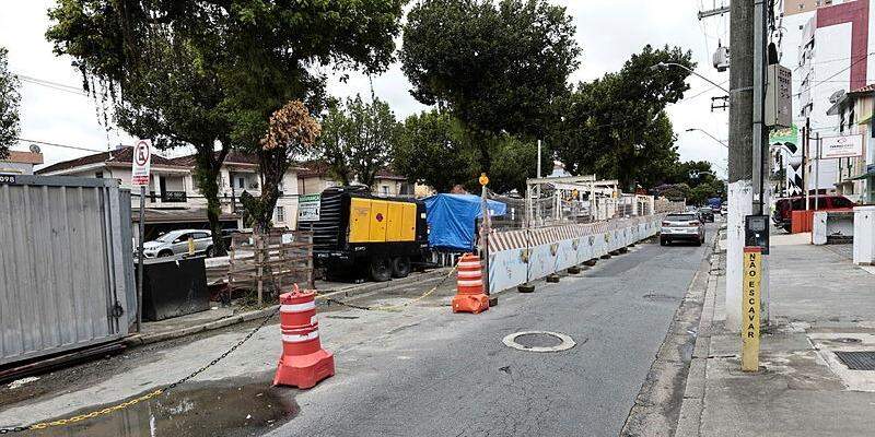 Obras da Sabesp ocorrem no Canal 2, em Santos, para renovar tubulação
