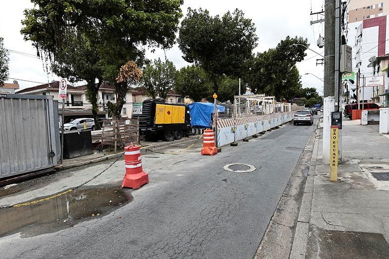 Obras da Sabesp ocorrem no Canal 2, em Santos, para renovar tubulação