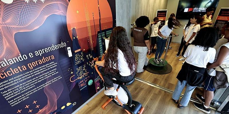 Com atividades que abordam temas como universo, vida, tecnologia e sociedade, a iniciativa aposta na chamada educação não formal