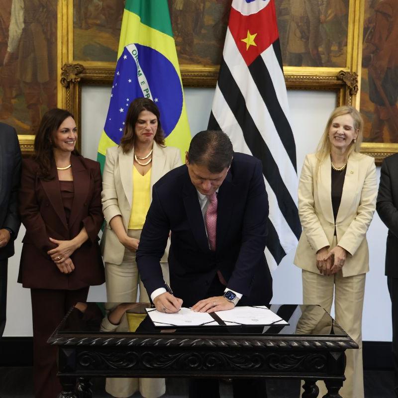 Governador Tarcísio de Freitas (Republicanos) oficializou iniciativas nesta segunda-feira no Palácio dos Bandeirantes