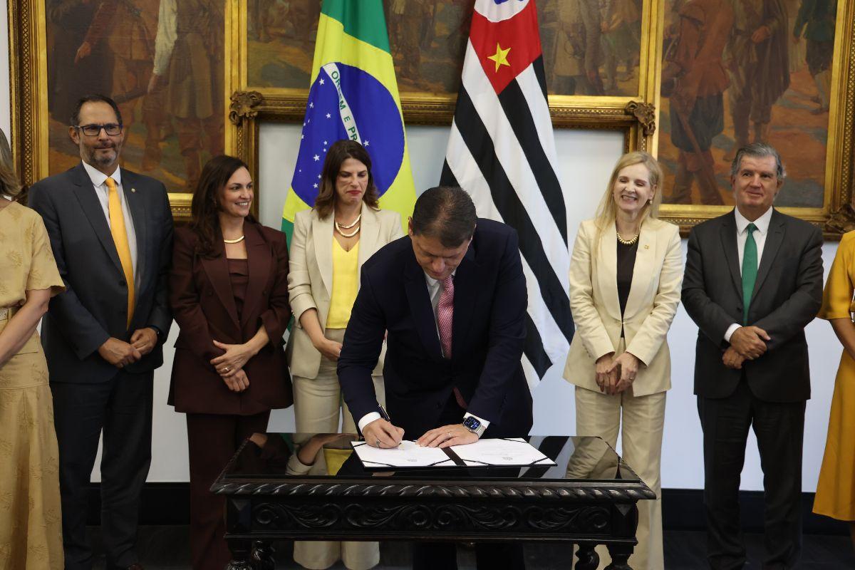 Governador Tarcísio de Freitas (Republicanos) oficializou iniciativas nesta segunda-feira no Palácio dos Bandeirantes