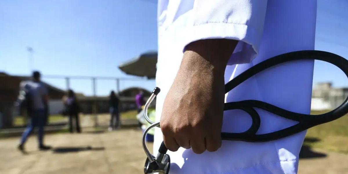 Adicional dá 8% do salário, diz Prefeitura; para Sindimed, é mais