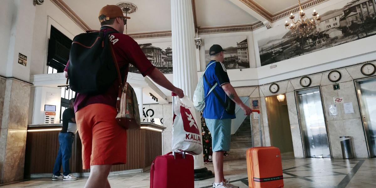 Até esta segunda-feira, 47,01% dos leitos em cinco cidades da região estavam reservados, afirma sindicato do setor