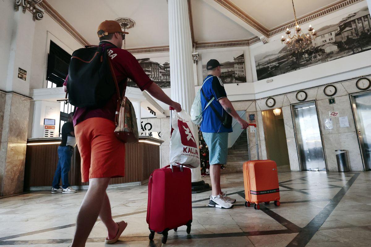 Até esta segunda-feira, 47,01% dos leitos em cinco cidades da região estavam reservados, afirma sindicato do setor