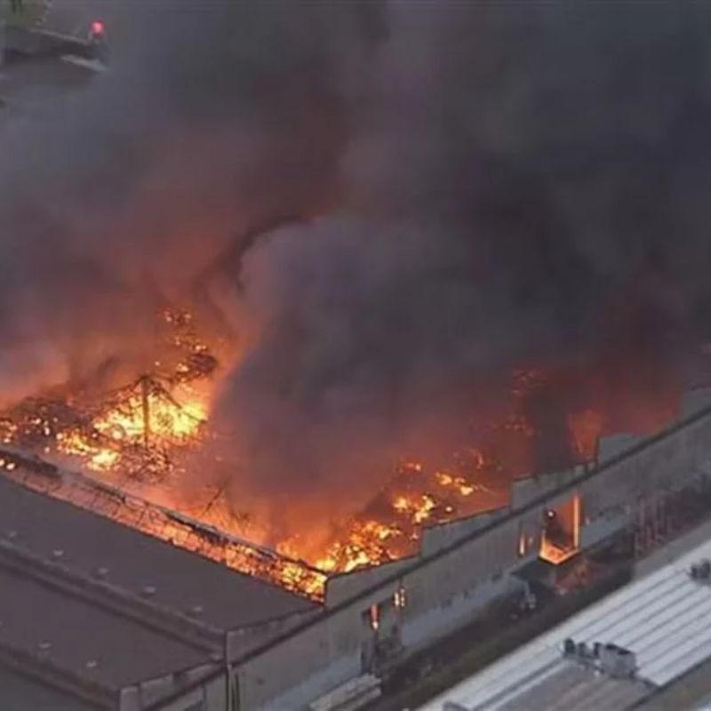 Incêndio de grandes proporções atinge distribuidora de tintas em Diadema, na Grande SP