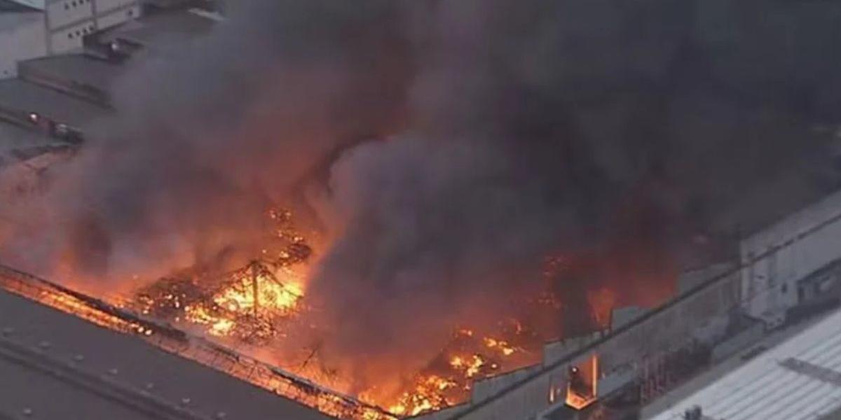 Incêndio de grandes proporções atinge distribuidora de tintas em Diadema, na Grande SP