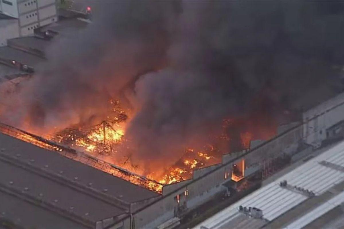 Incêndio de grandes proporções atinge distribuidora de tintas em Diadema, na Grande SP