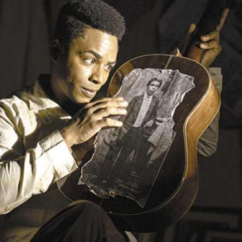 Sidney nasceu em Guarujá e tem extensa carreira na tevê e streaming