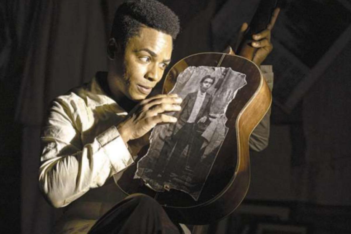 Sidney nasceu em Guarujá e tem extensa carreira na tevê e streaming