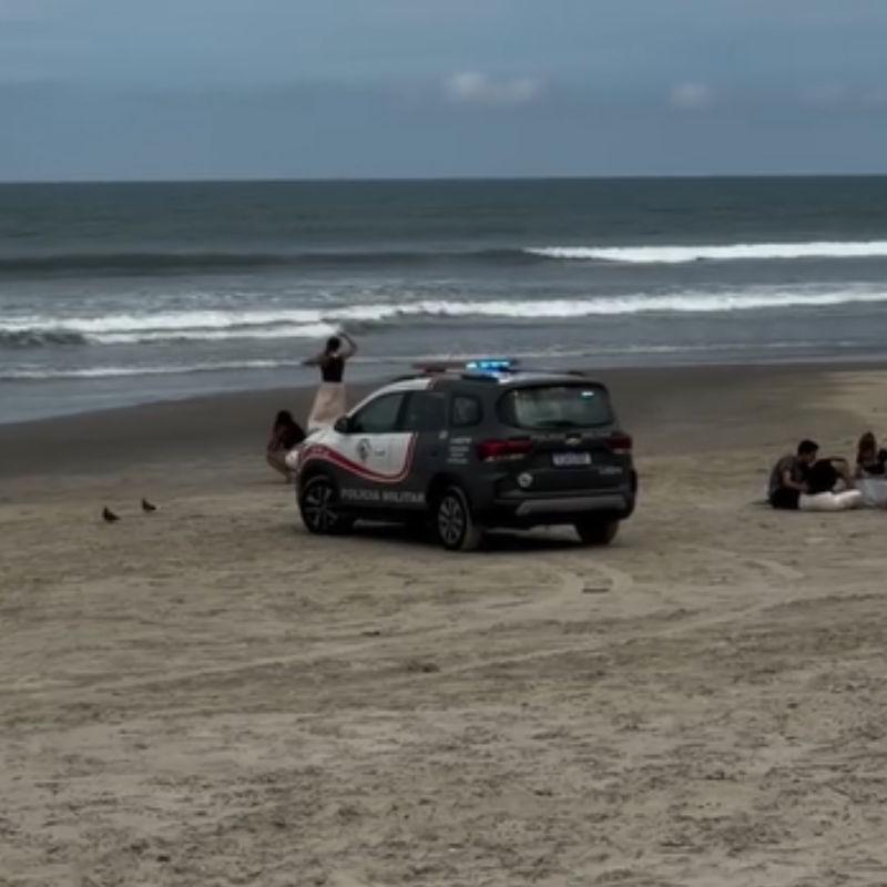 Corpo foi reconhecido por familiares da vítima na faixa de areia do bairro Solemar