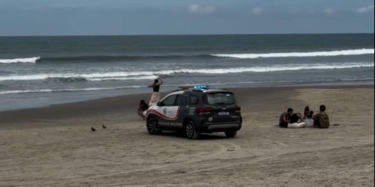Corpo foi reconhecido por familiares da vítima na faixa de areia do bairro Solemar