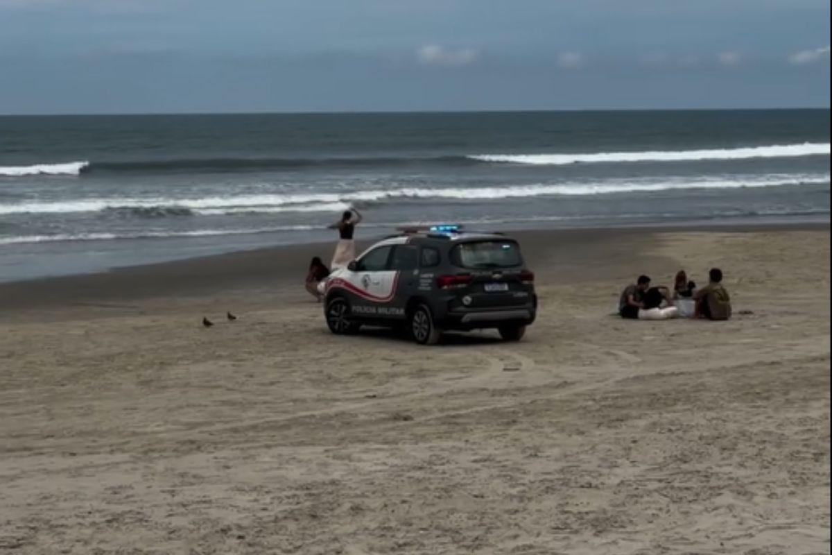 Corpo foi reconhecido por familiares da vítima na faixa de areia do bairro Solemar