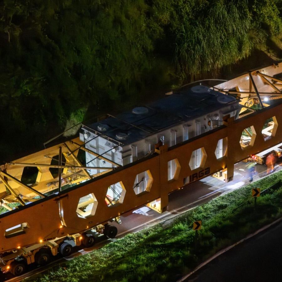 O transformador tem cerca de 10,7 metros de comprimento, 4,52 metros de largura e 4,92 metros de altura