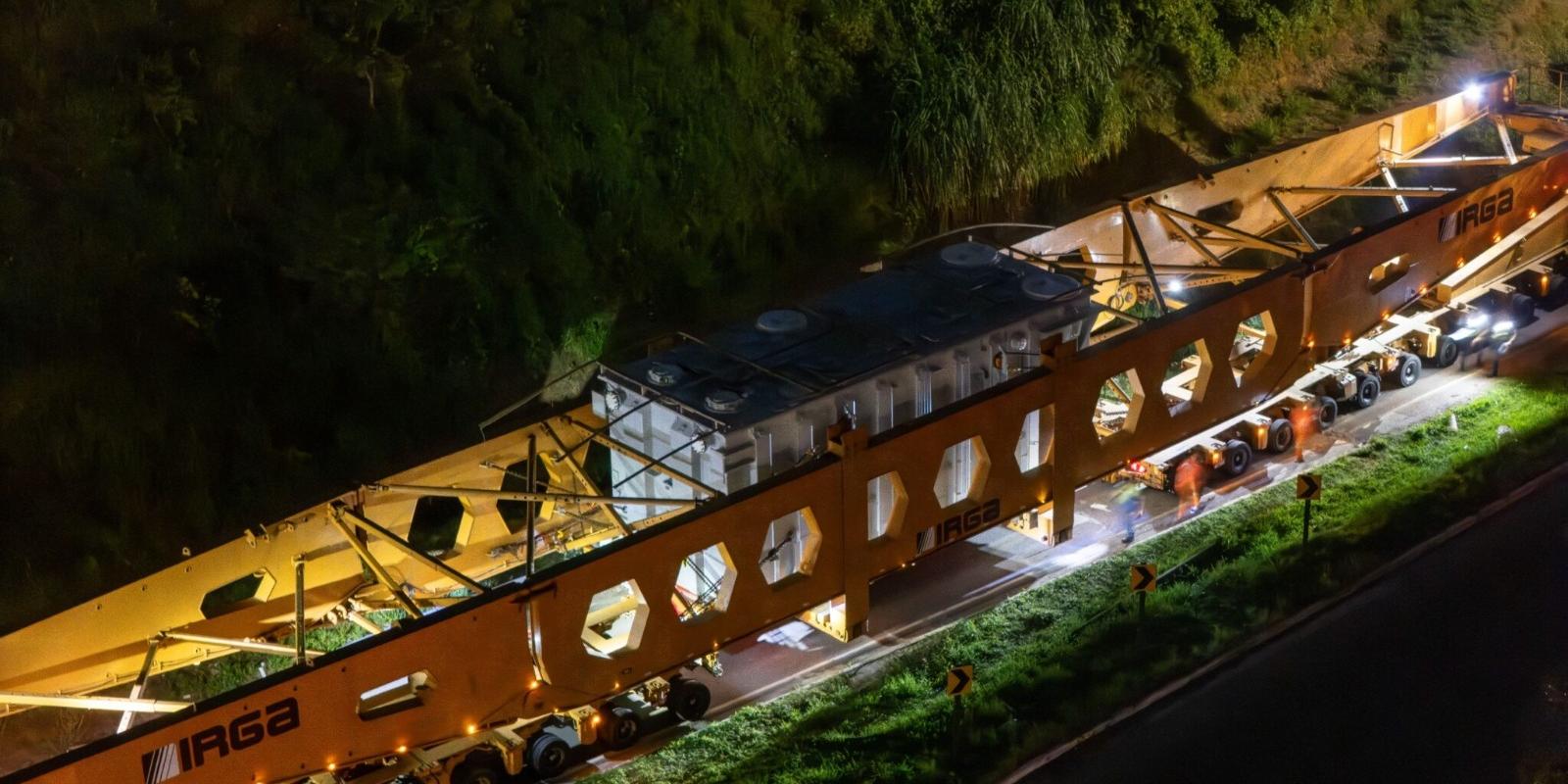 O transformador tem cerca de 10,7 metros de comprimento, 4,52 metros de largura e 4,92 metros de altura