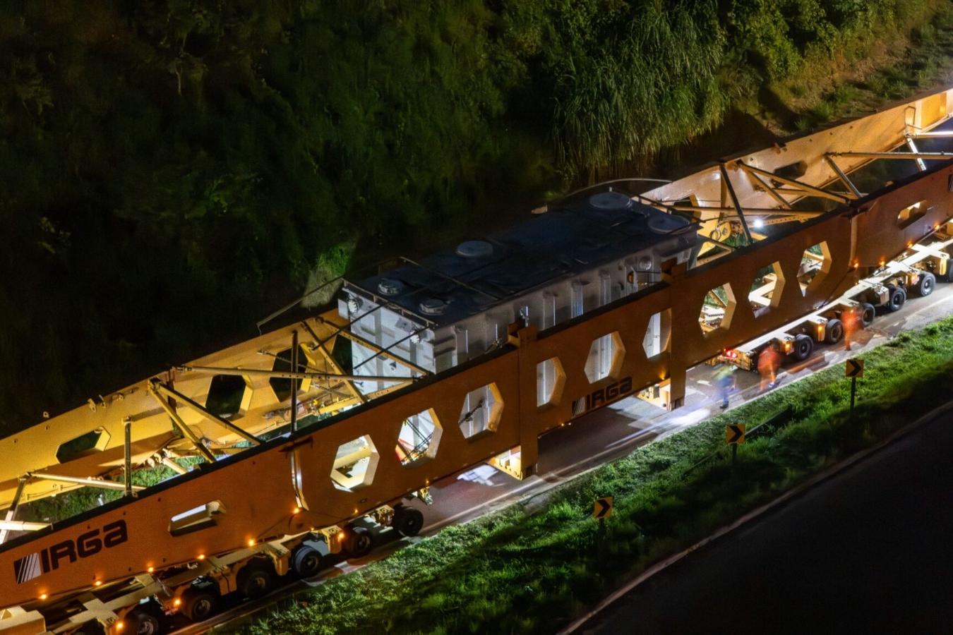 O transformador tem cerca de 10,7 metros de comprimento, 4,52 metros de largura e 4,92 metros de altura