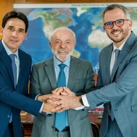 Silvio Costa Filho (à esquerda de Lula) deixa o cargo, pois será candidato à reeleição para deputado federal; função passa a ser exercida pelo atual secretário-executivo, Tomé Franca (à direita de Lula)