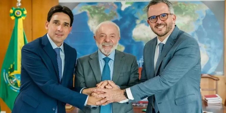 Silvio Costa Filho (à esquerda de Lula) deixa o cargo, pois será candidato à reeleição para deputado federal; função passa a ser exercida pelo atual secretário-executivo, Tomé Franca (à direita de Lula)