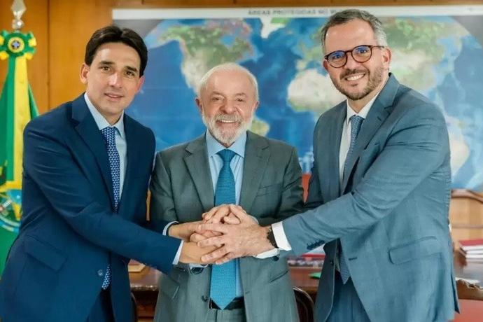 Silvio Costa Filho (à esquerda de Lula) deixa o cargo, pois será candidato à reeleição para deputado federal; função passa a ser exercida pelo atual secretário-executivo, Tomé Franca (à direita de Lula)