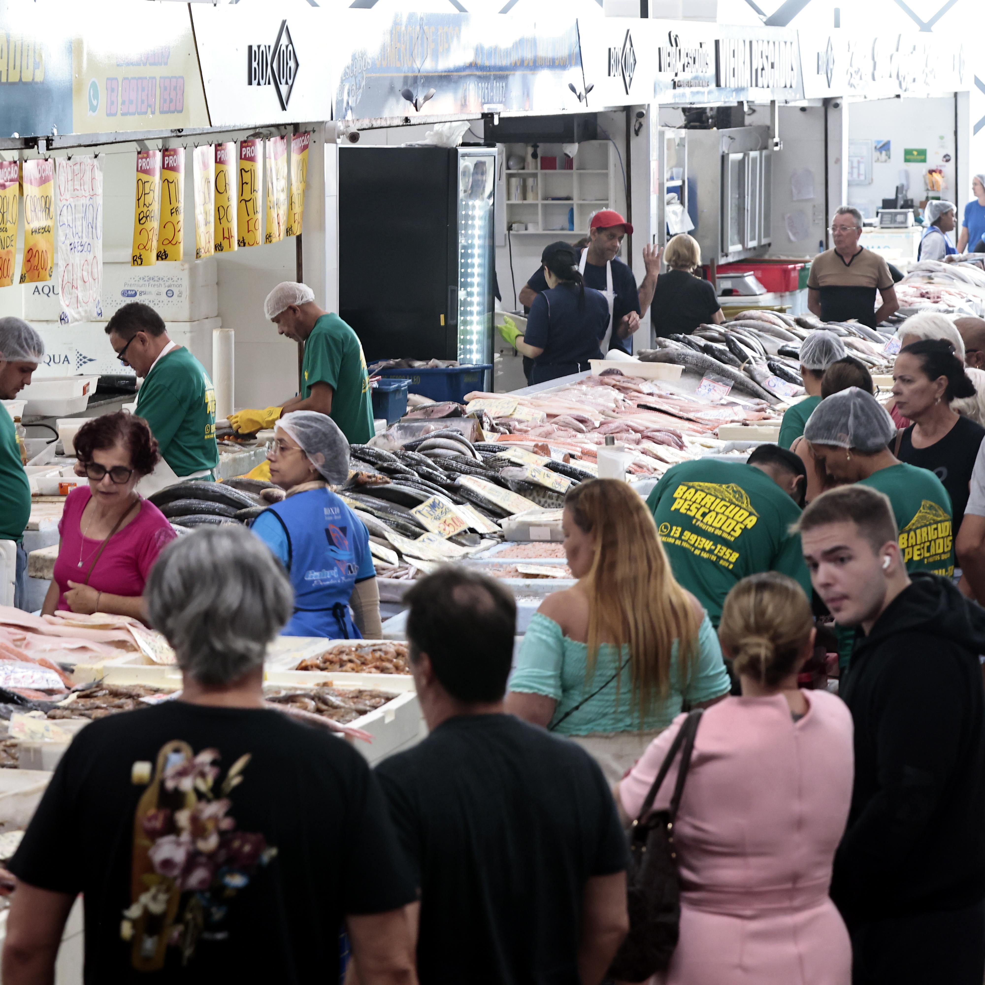 Pescados que custam menos têm saída mais expressiva, dizem vendedores. Peixarias estão movimentadas