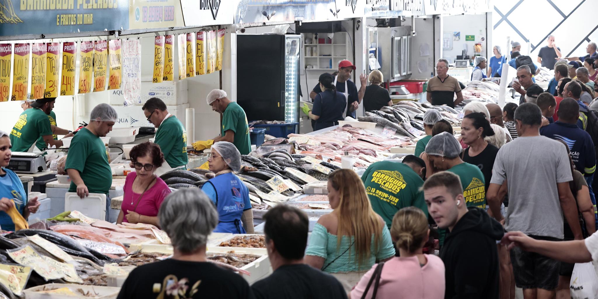 Pescados que custam menos têm saída mais expressiva, dizem vendedores. Peixarias estão movimentadas