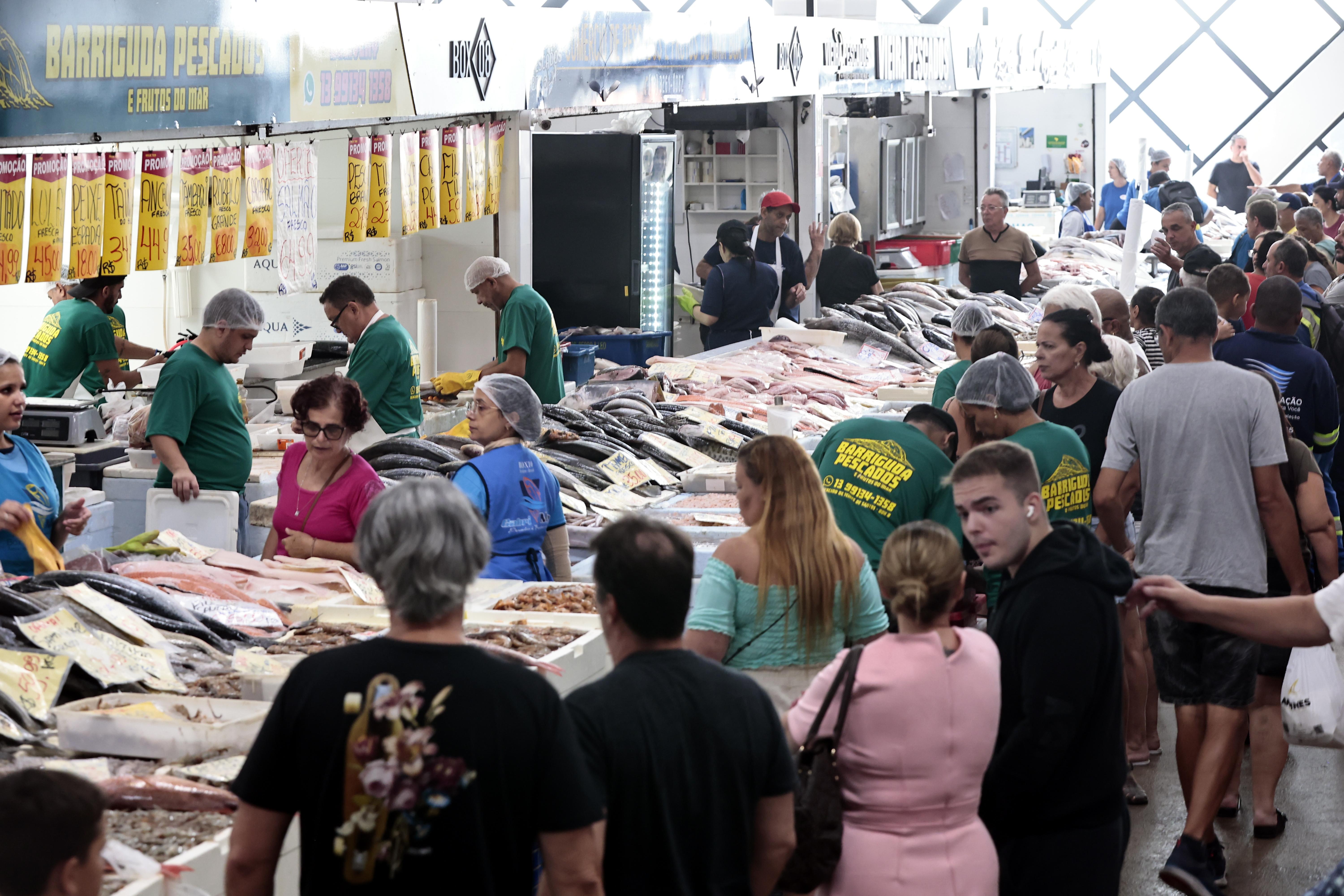 Pescados que custam menos têm saída mais expressiva, dizem vendedores. Peixarias estão movimentadas