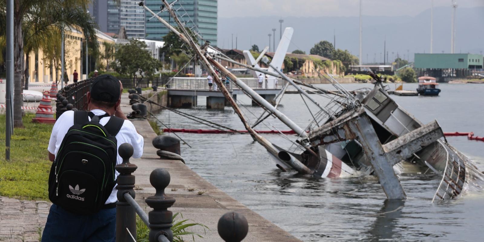 Objetivo é fazer a reflutuação do navio e a transferência para estaleiro na Margem Esquerda, em Guarujá