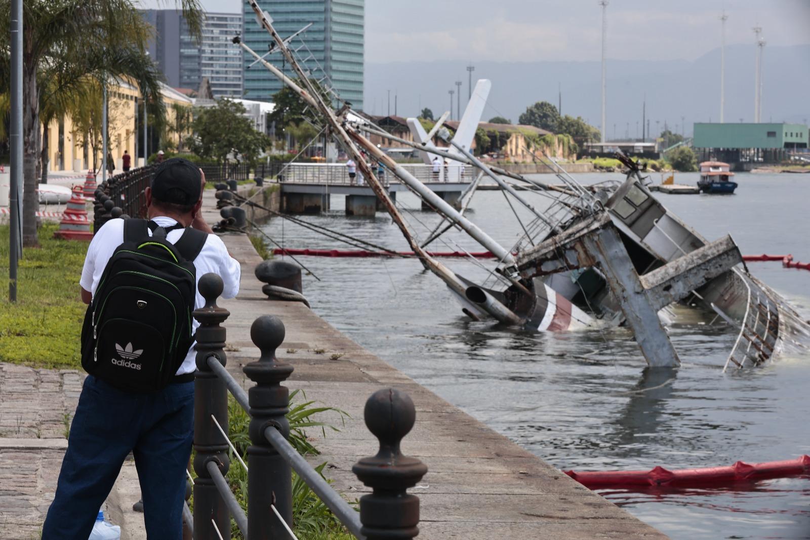 Objetivo é fazer a reflutuação do navio e a transferência para estaleiro na Margem Esquerda, em Guarujá