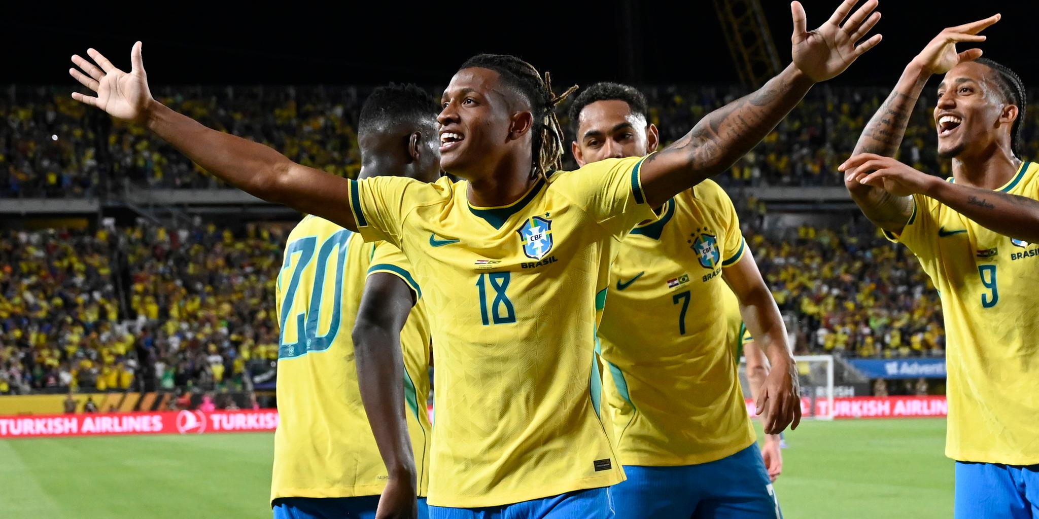 Danilo, do Brasil, comemora o seu gol na partida amistosa contra a Croácia