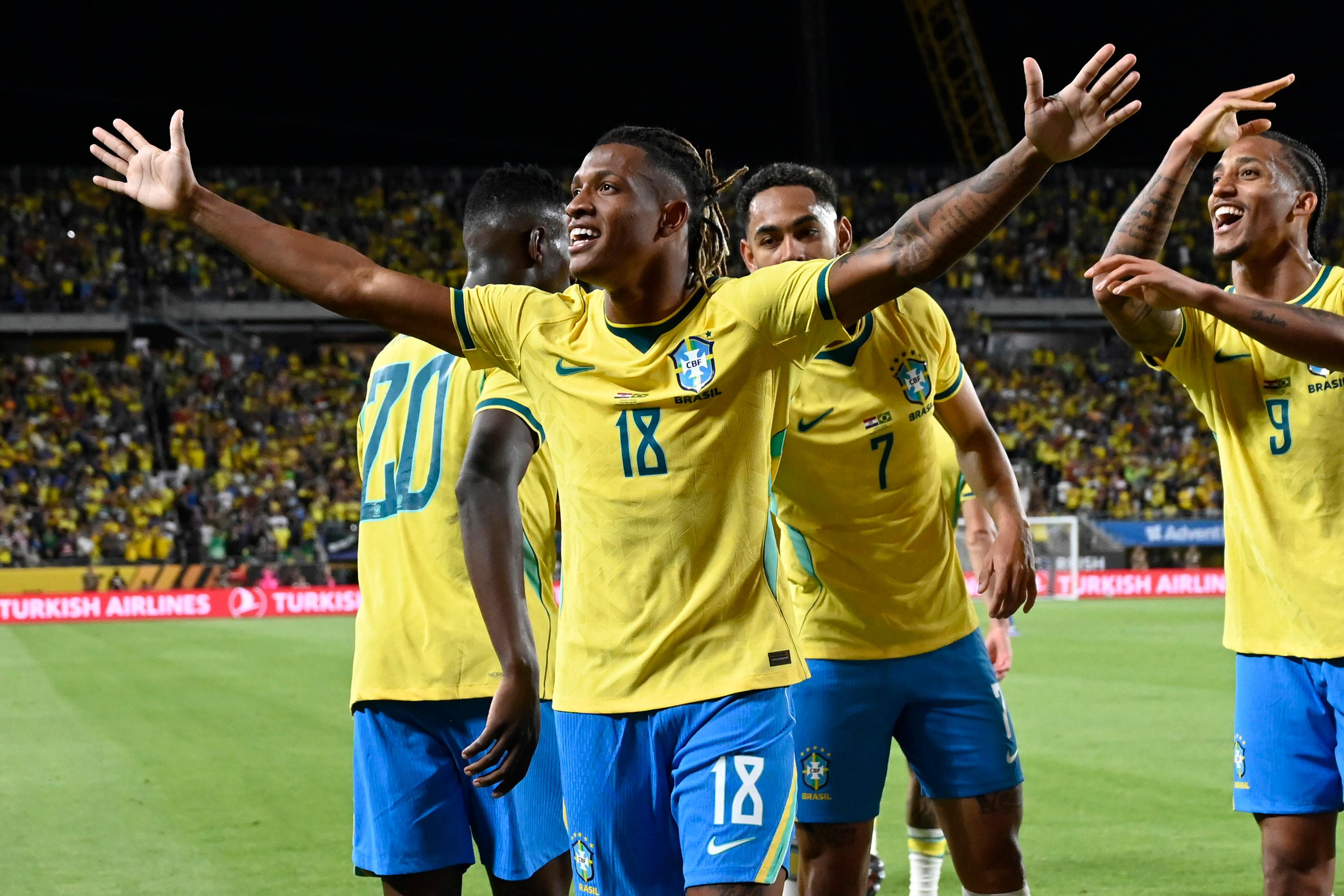 Danilo, do Brasil, comemora o seu gol na partida amistosa contra a Croácia
