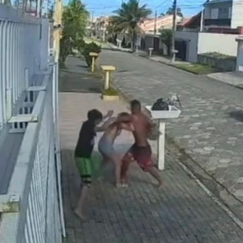 O crime ocorreu na Rua Delvo Factori, no bairro Balneário Casa Branca, em Peruíbe