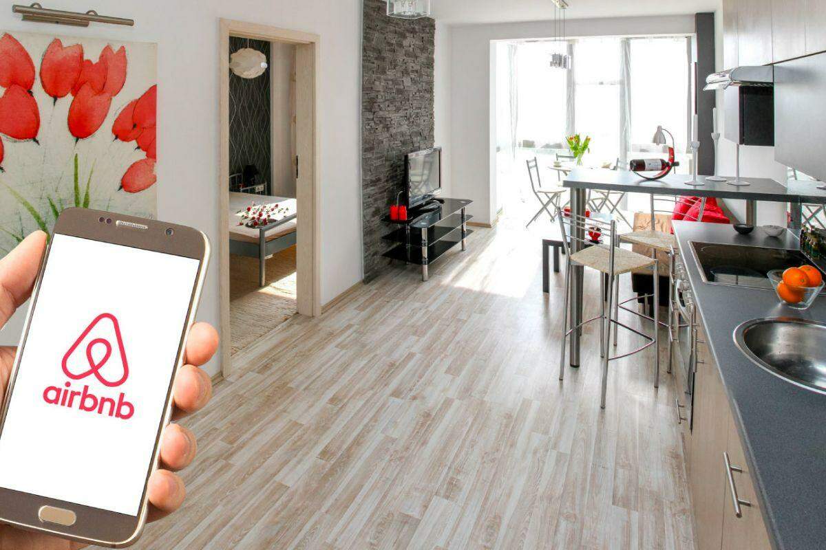 Airbnb eleva projeção anual com demanda forte e avanços com IA na plataforma