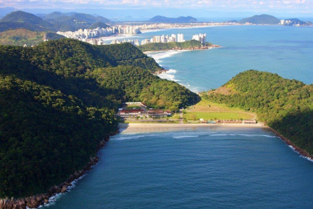 Nos aproximadamente 300 metros de extensão da Praia do Monduba, o mar é calmo e a areia, fina.
