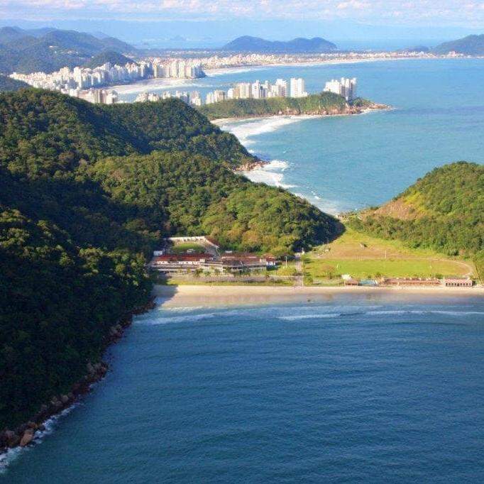 Nos aproximadamente 300 metros de extensão da Praia do Monduba, o mar é calmo e a areia, fina