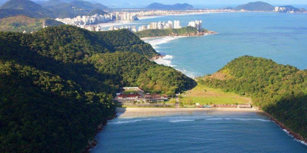 Nos aproximadamente 300 metros de extensão da Praia do Monduba, o mar é calmo e a areia, fina