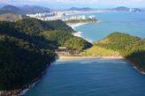 Nos aproximadamente 300 metros de extensão da Praia do Monduba, o mar é calmo e a areia, fina