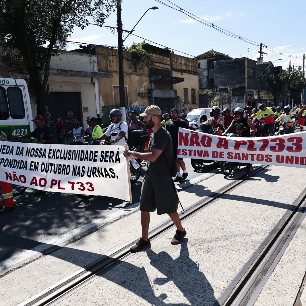 Os trabalhadores iniciaram a manifestação em frente à sede da APS