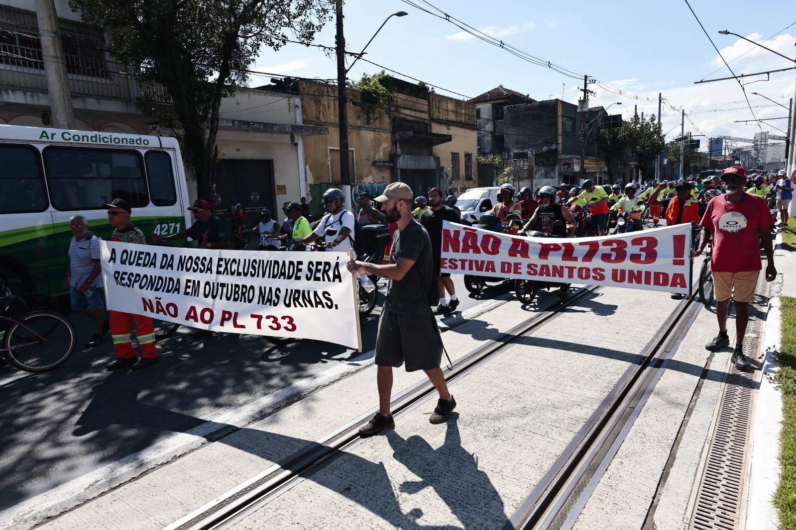 Os trabalhadores iniciaram a manifestação em frente à sede da APS