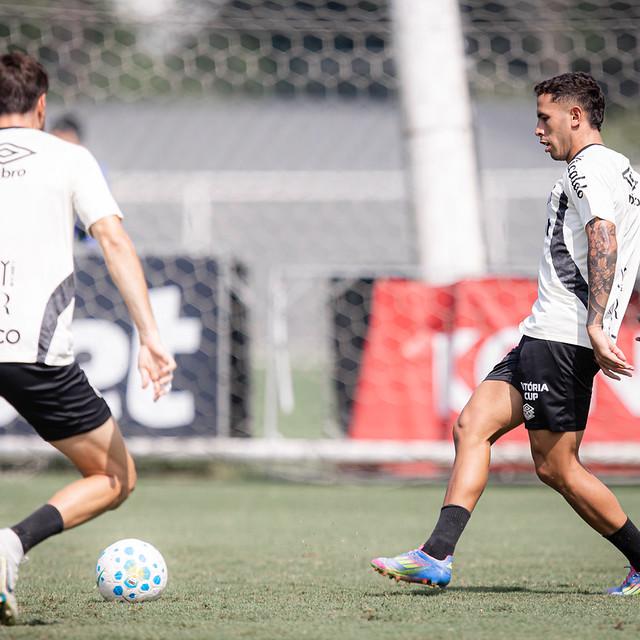 Em pouco tempo de clube, o uruguaio Cristian Oliva garantiu vaga no meio-campo do Santos