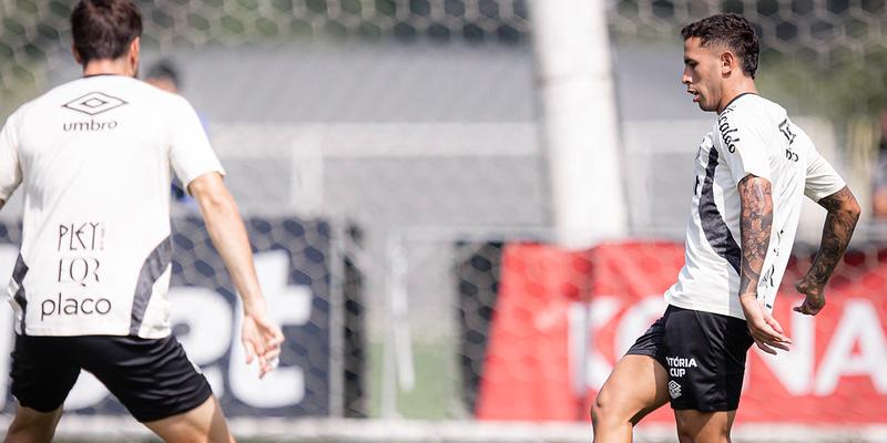 Em pouco tempo de clube, o uruguaio Cristian Oliva garantiu vaga no meio-campo do Santos